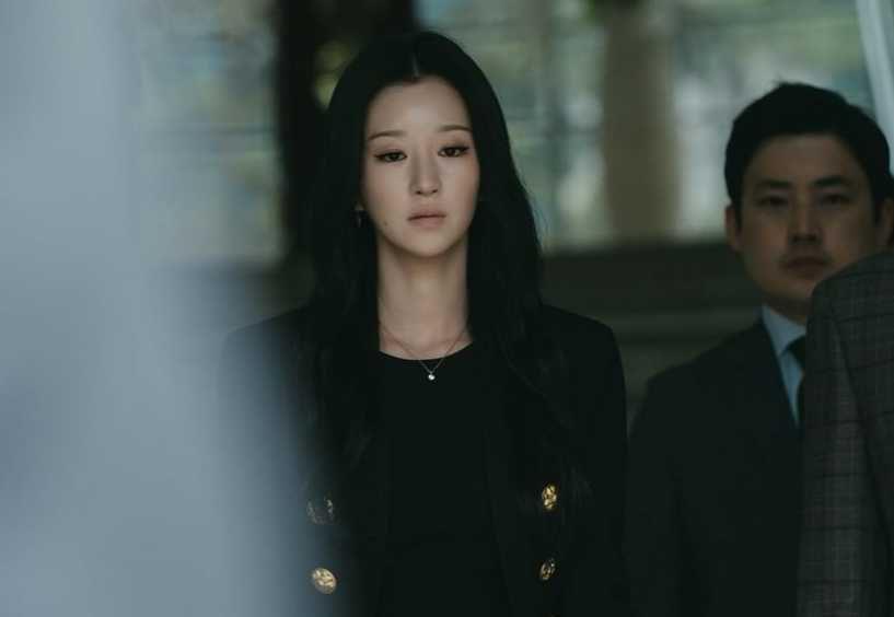 Lee La El saat keluar dari ruang sidang. (ig/tvn_drama)