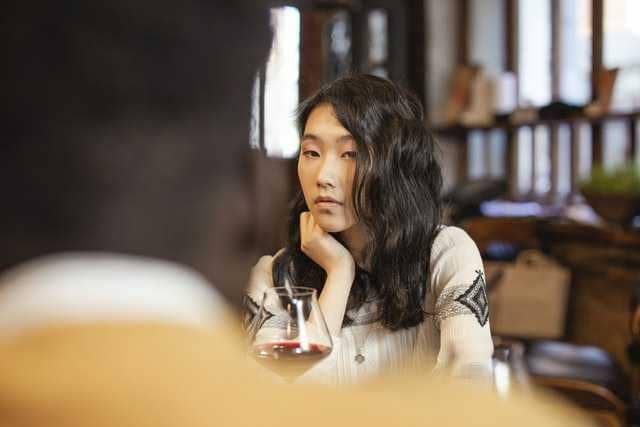 ilustrasi melirik (pexels.com/cottonbro)