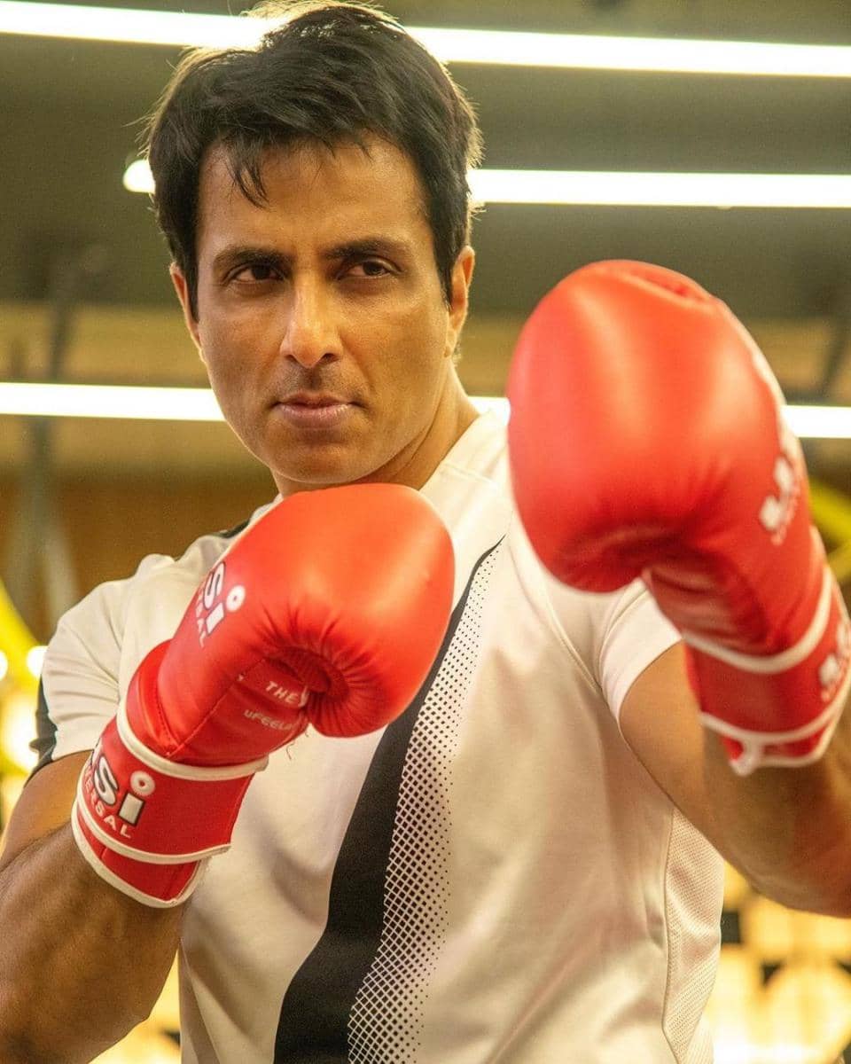 Sonu Sood ketika berlatih tinju. (instagram.com/sonu_sood)