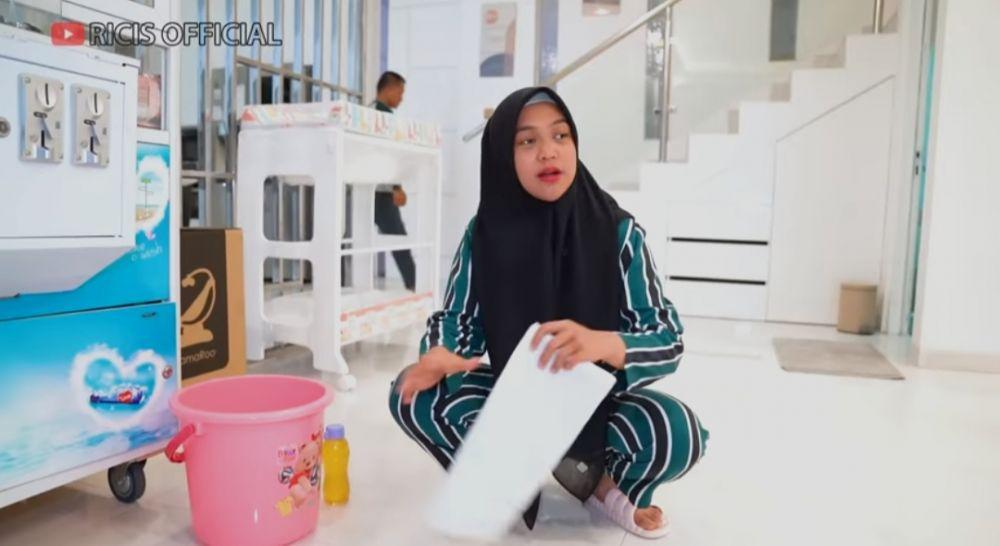 Ria Ricis ngepel sambil jongkok. (youtube.com/Ricis Official)