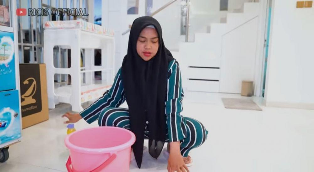 Ria Ricis ngepel sambil jongkok. (youtube.com/Ricis Official)