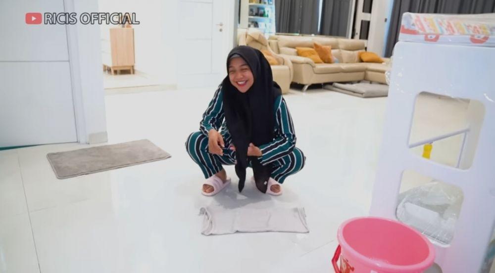 Ria Ricis ngepel sambil jongkok. (youtube.com/Ricis Official)