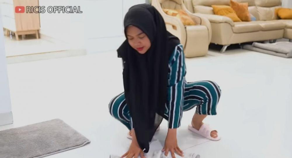 Ria Ricis ngepel sambil jongkok. (youtube.com/Ricis Official)