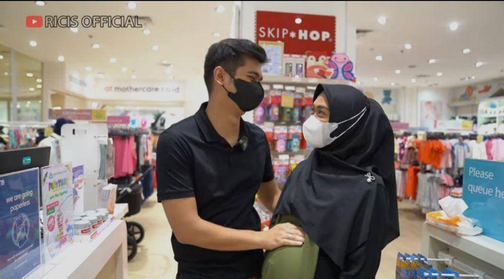 Ria Ricis dan suami belanja perlengkapan bayi. (youtube.com/Ricis Official)