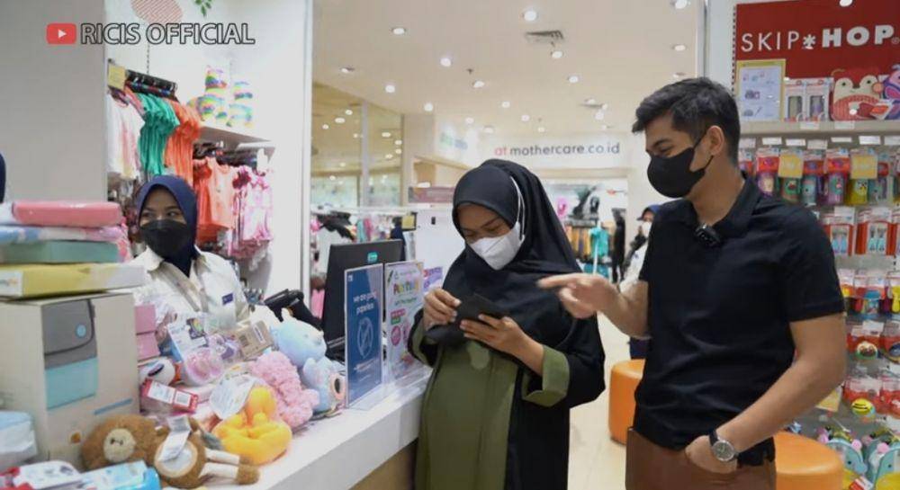 Ria Ricis dan suami belanja perlengkapan bayi. (youtube.com/Ricis Official)