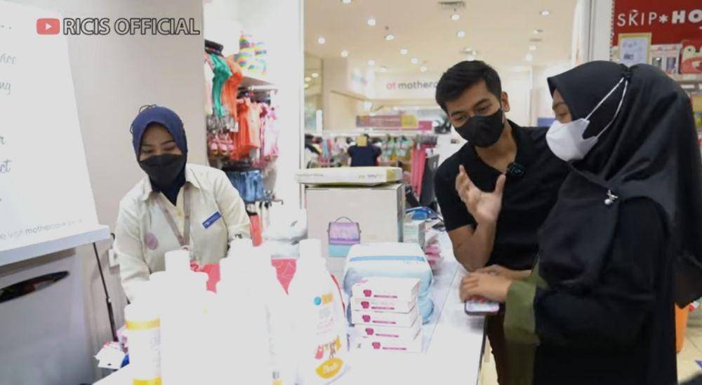 Ria Ricis dan suami belanja perlengkapan bayi. (youtube.com/Ricis Official)