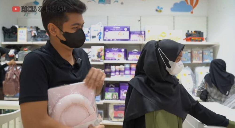Ria Ricis dan suami belanja perlengkapan bayi. (youtube.com/Ricis Official)