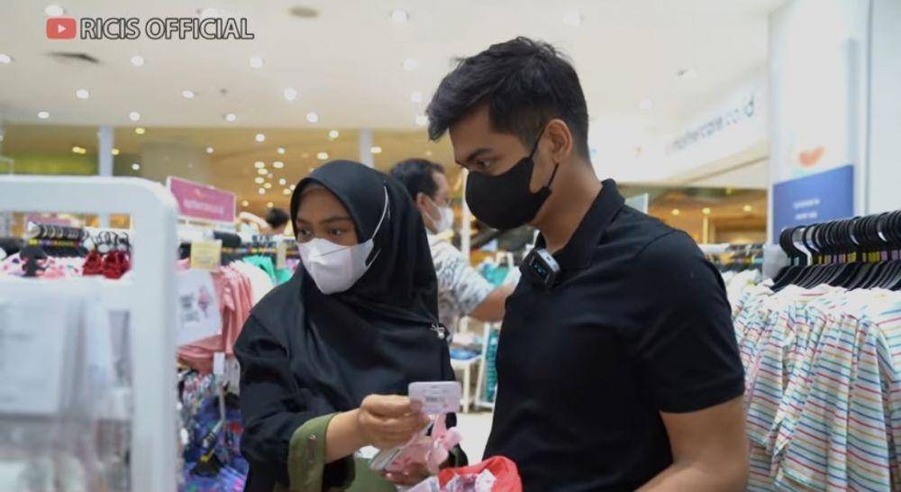 Ria Ricis dan suami belanja perlengkapan bayi. (youtube.com/Ricis Official)