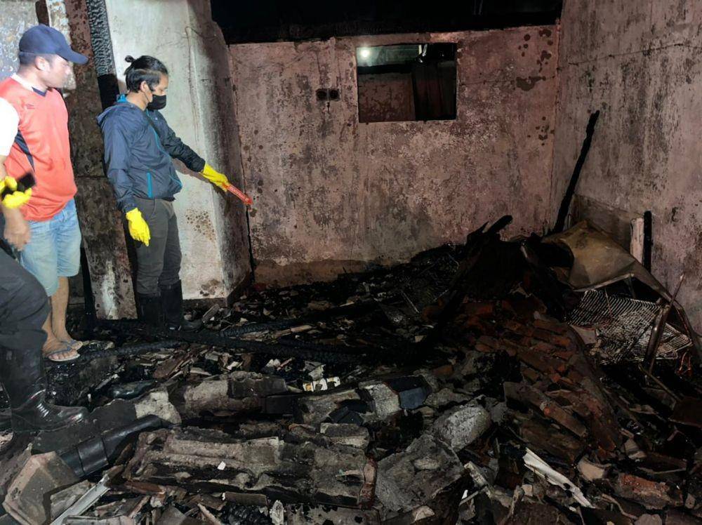 Puing-puing bangunan yang terbakar. (Dok. Polres Lombok Timur)