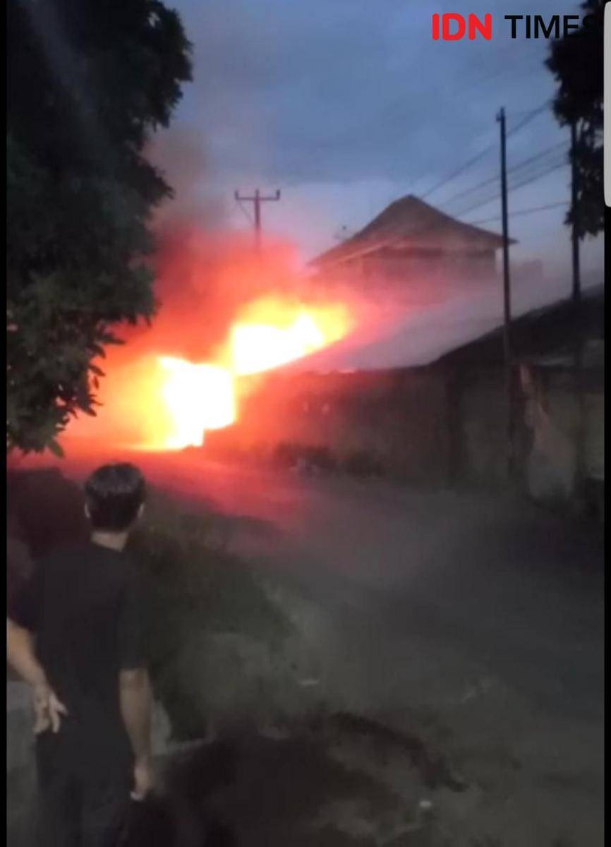 Kobaran api yang membakar sebuah warung nasi dan satu unit rumah di Desa Paokmotong Lombok Timur. (Dok. Polres Lombok Timur)