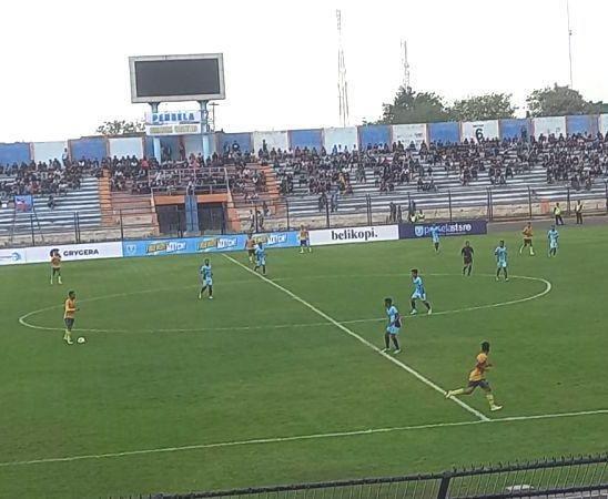 Laga uji coba antara Persela Lamongan vs Gresik United di Stadion Surajaya Lamongan. Dok Istimewa