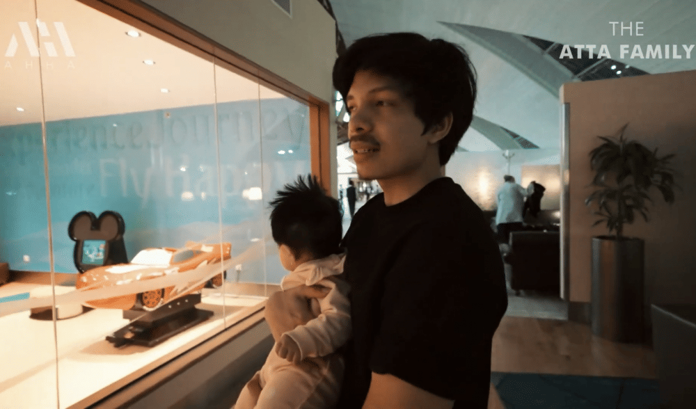 momen Ameena main di bandara Dubai bareng Atta (youtube.com/attahalilintar)