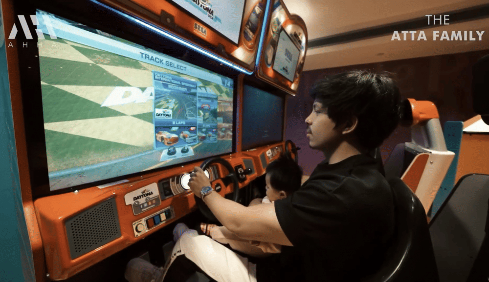 momen Ameena main di bandara Dubai bareng Atta (youtube.com/attahalilintar)