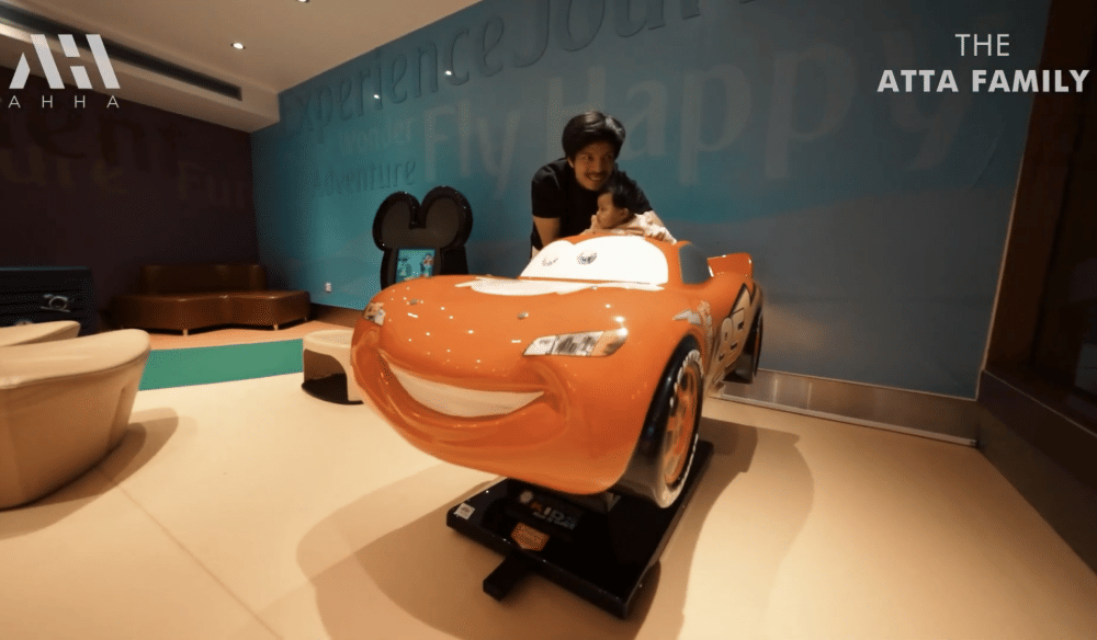 momen Ameena main di bandara Dubai bareng Atta (youtube.com/attahalilintar)