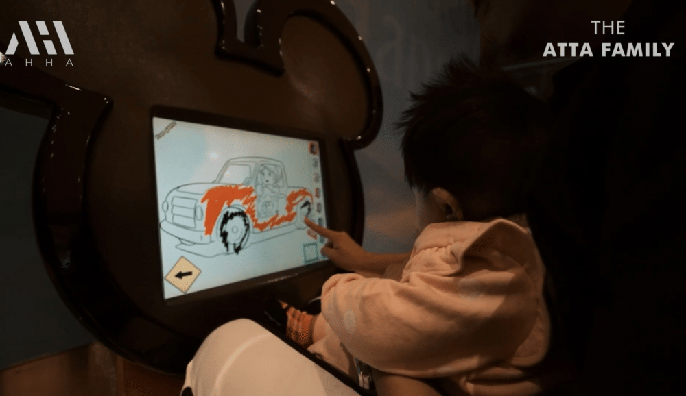 momen Ameena main di bandara Dubai bareng Atta (youtube.com/attahalilintar)