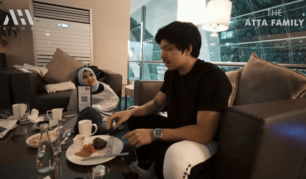 momen Ameena main di bandara Dubai bareng Atta (youtube.com/attahalilintar)
