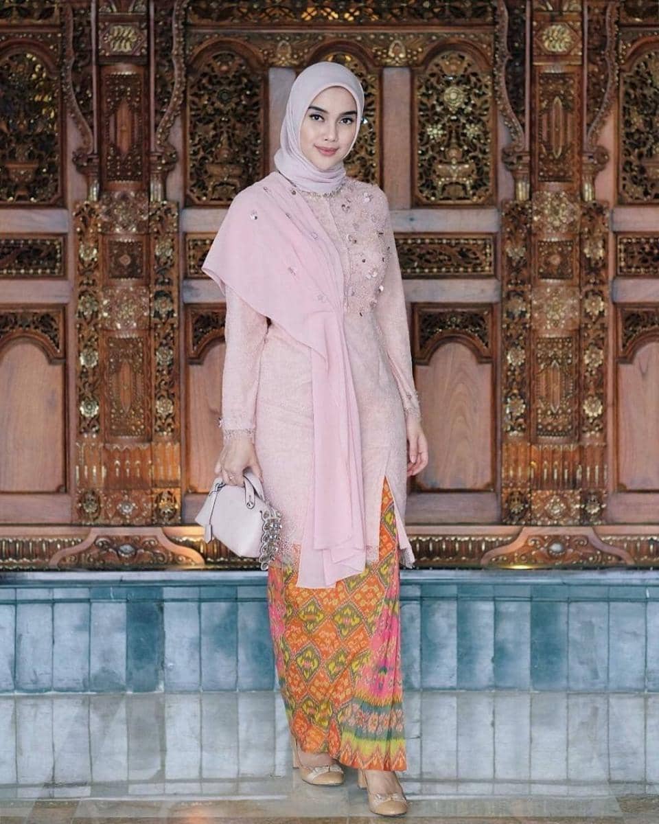 kebaya two tones (instagram.com/kebayareferensi)