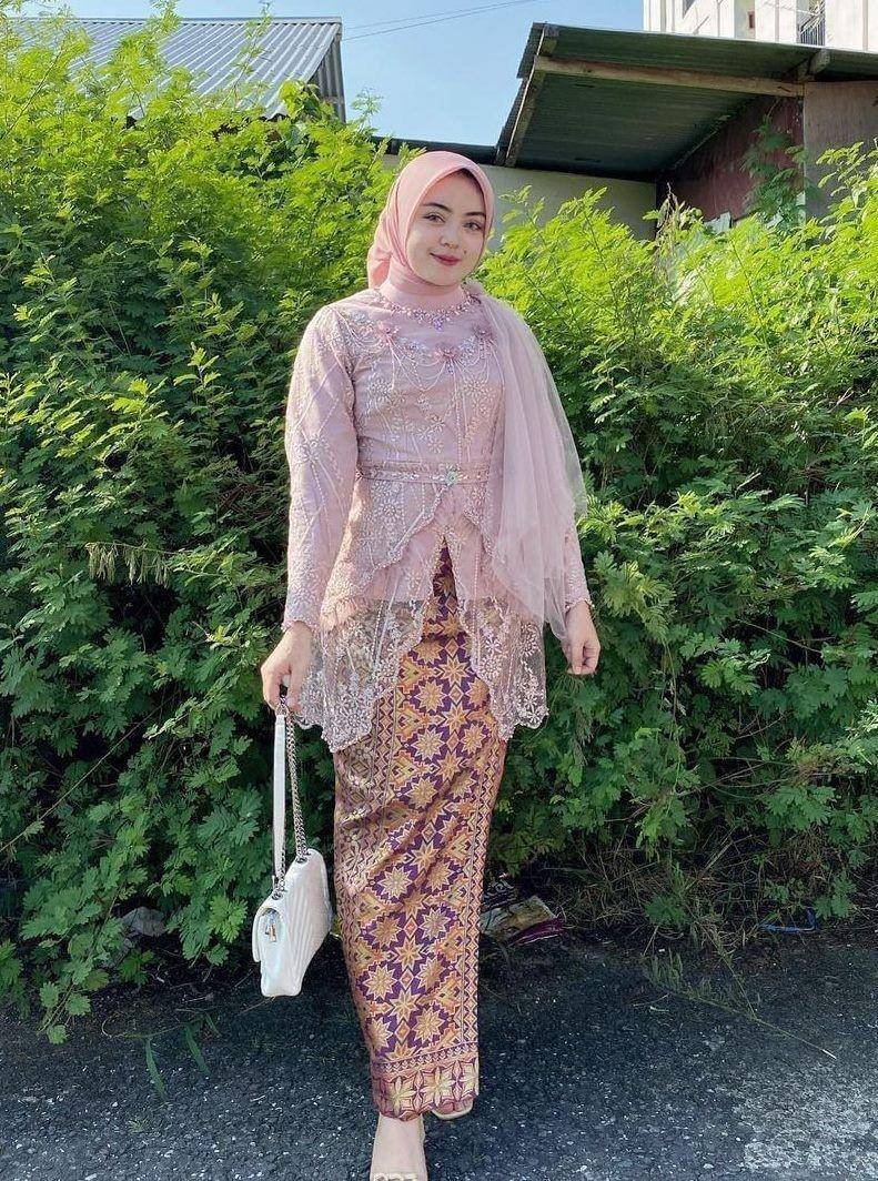 kebaya pink pastel (instagram.com/kondanganootd)