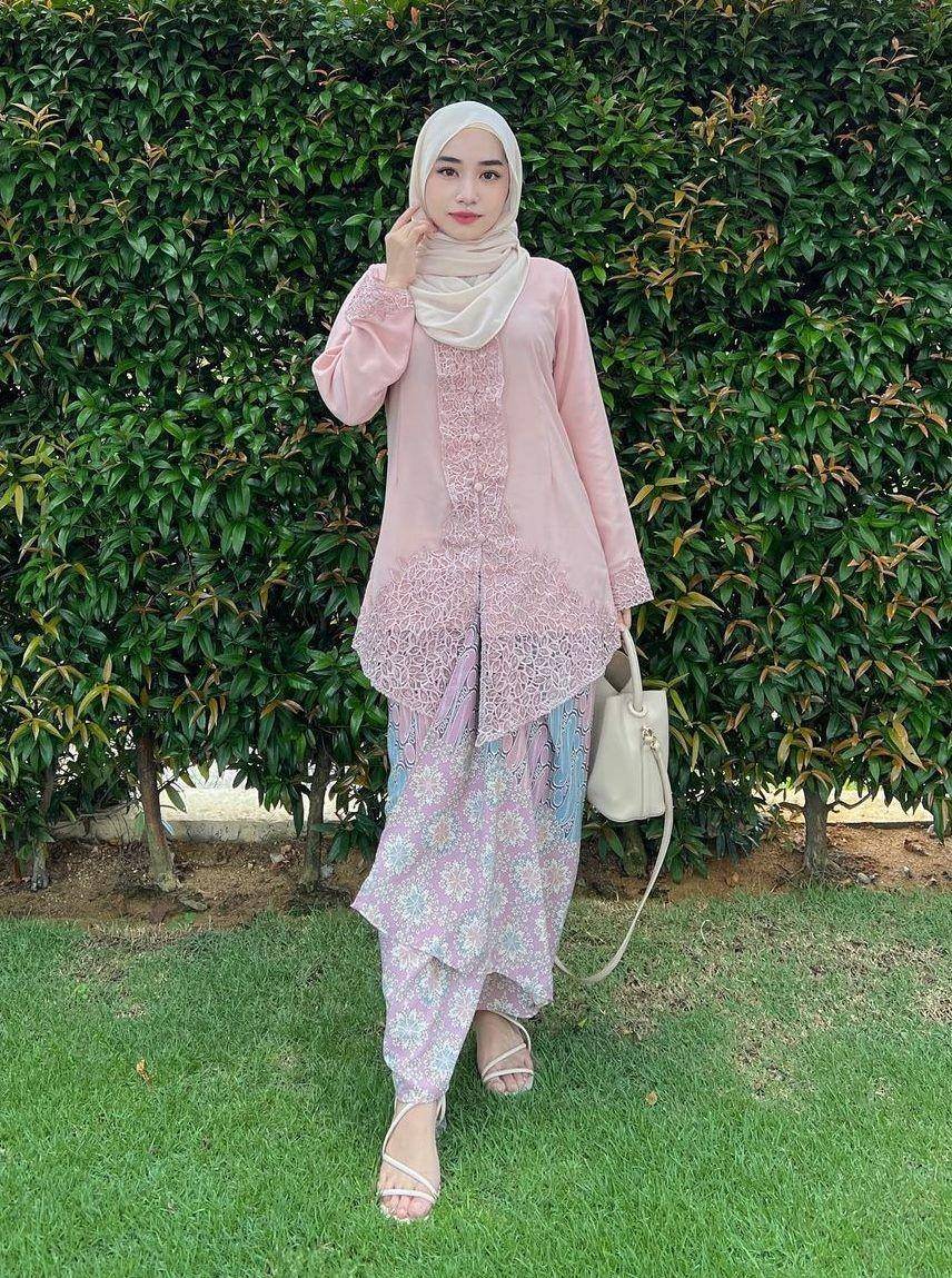 kebaya pink pastel (instagram.com/lyaaaqilah)