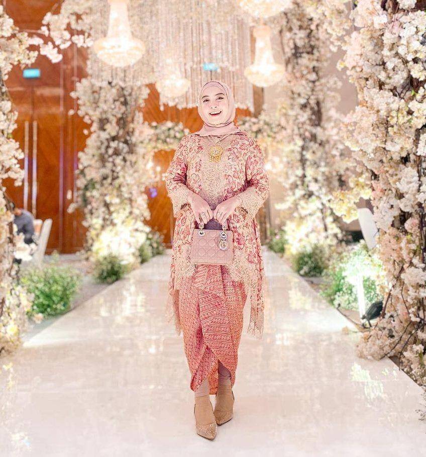 kebaya pink pastel (instagram.com/michan_91)