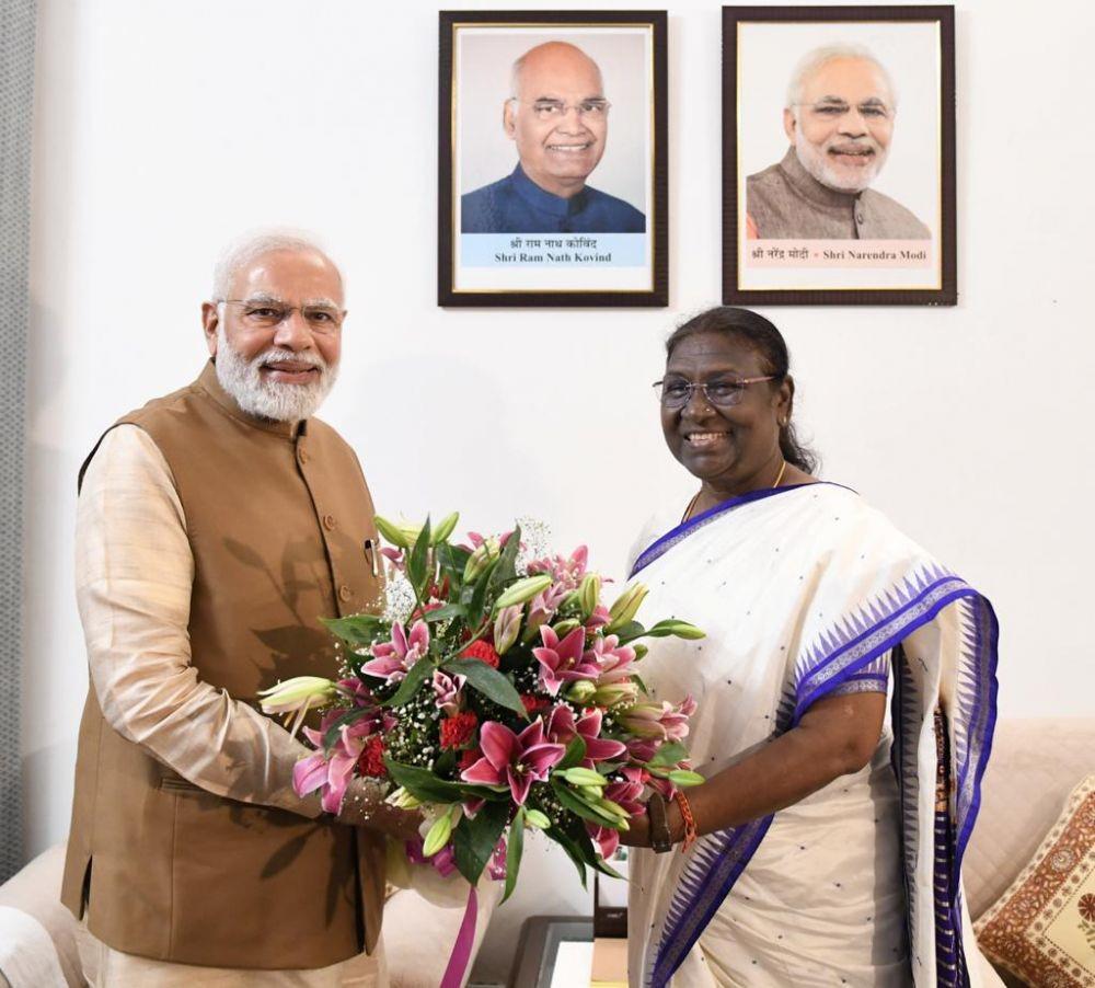 Presiden India, Draupadi Murmu (kanan) bersama Perdana Menteri Narendra Modi. (dok. Twitter @draupadimurmupr)