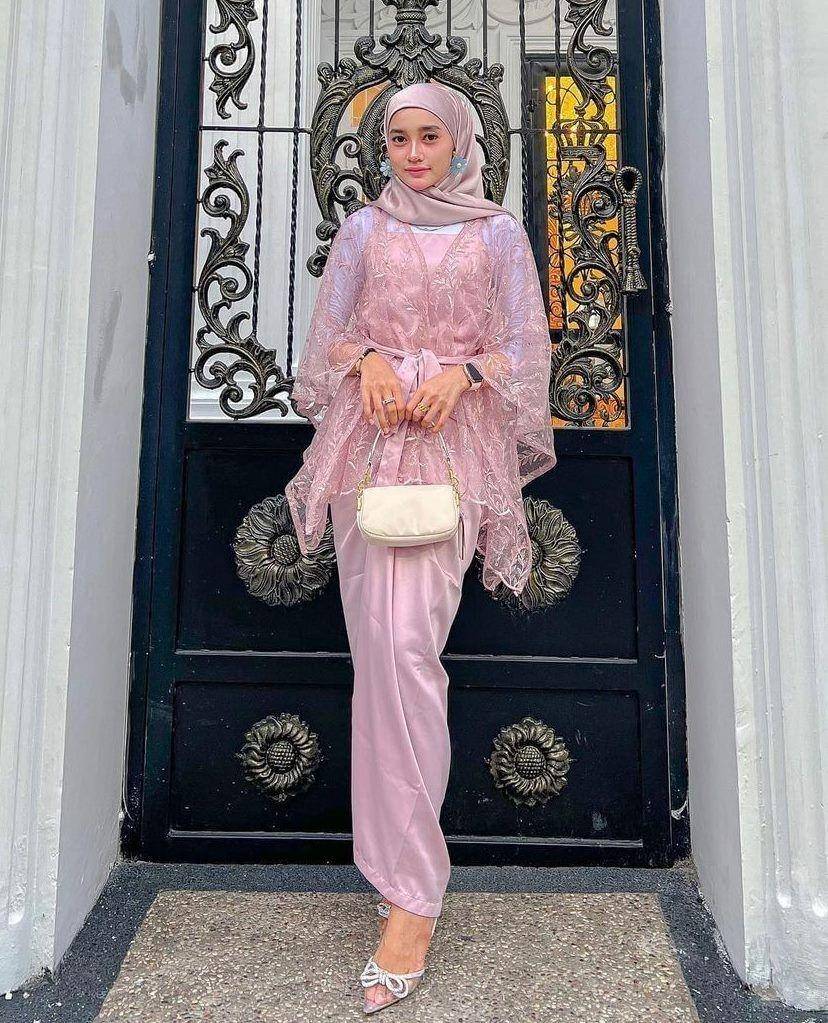 kebaya pink pastel (instagram.com/_nbillaa)