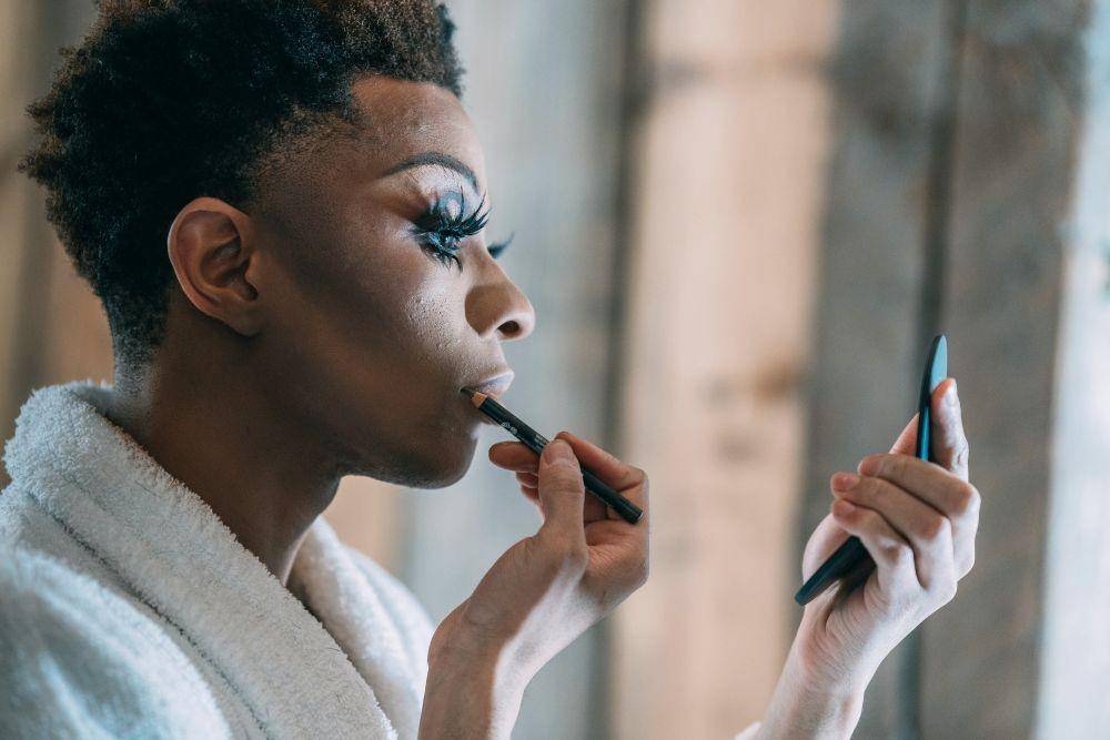 ilustrasi memakai lip pencil (pexels.com/Greta Hoffman)
