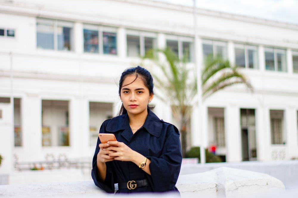 ilustrasi perempuan memegang hp (pexels.com/Nothing Ahead)