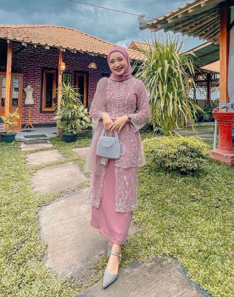 kebaya pink pastel (instagram.com/putri_nvs)
