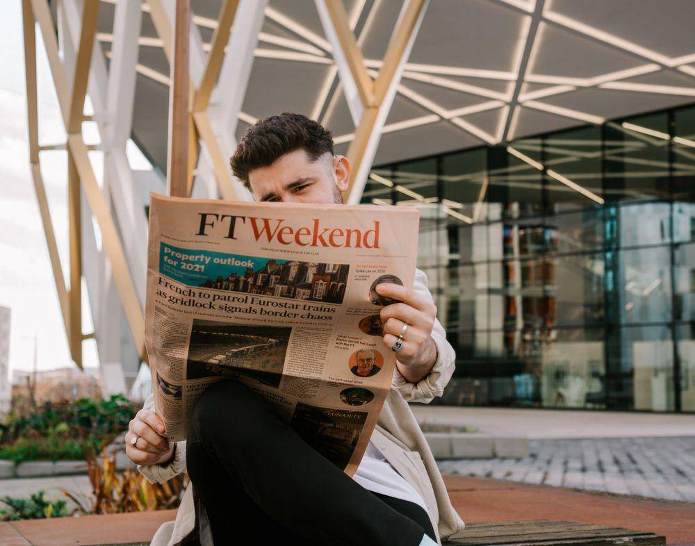 Ilusrtrasi membaca berita di koran (unsplash.com/Toa Heftiba)