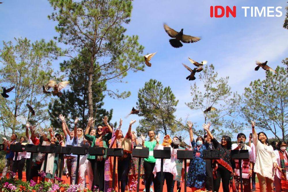 Gelaran W20 dilakukan di Danau Toba, Sumatra Utara, yang diketuai Hadriani Uli Silalahi (56). (IDN Times/Masdalena Napitupulu)