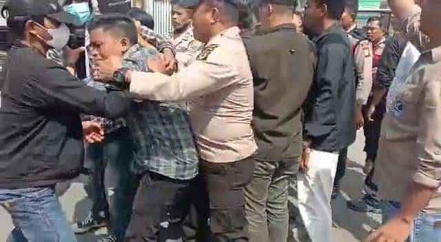 Kericuhan terjadi saat aksi massa di depan gedung Kejari Palopo beberapa waktu lalu. (Istimewa)
