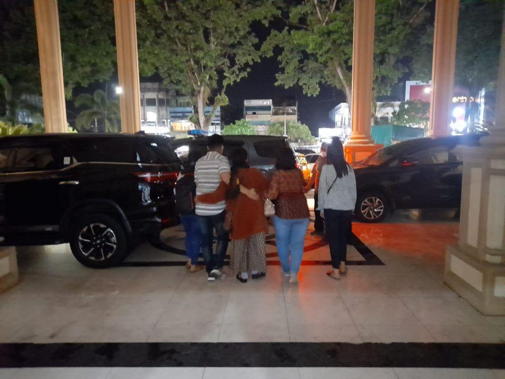 Keluarga Brigadir J keluar dari ruang pemeriksaan di Mapolda Jambi, Jumat (22/7)