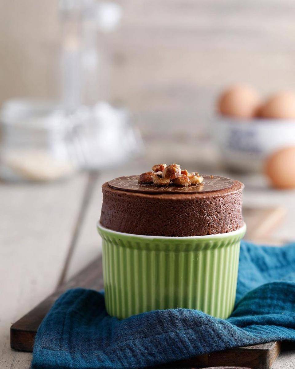 chocolate soufflé (instagram.com/julien_perrinet)