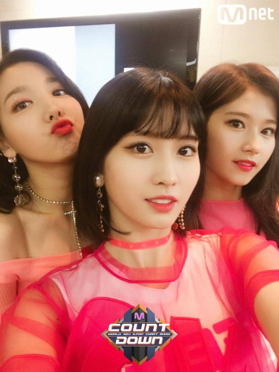 Nayeon, Momo, dan Sana TWICE (twitter.com/MnetMcountdown)