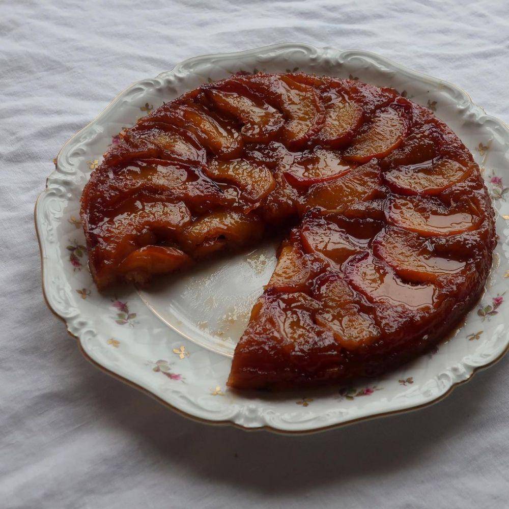 tarte tatin (instagram.com/bakingwitholivia)