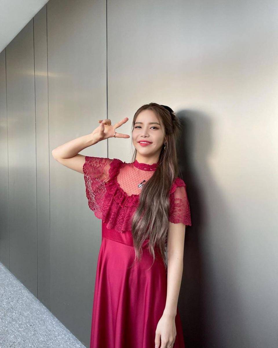 Solar MAMAMOO (instagram.com/mamamoo_official)