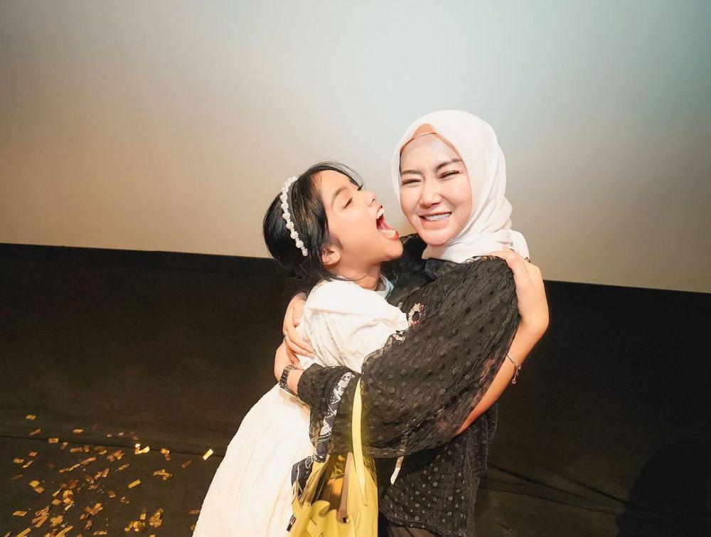 9 Potret Dukungan Marissya Icha di Gala Premier Film Debutnya Fuji
