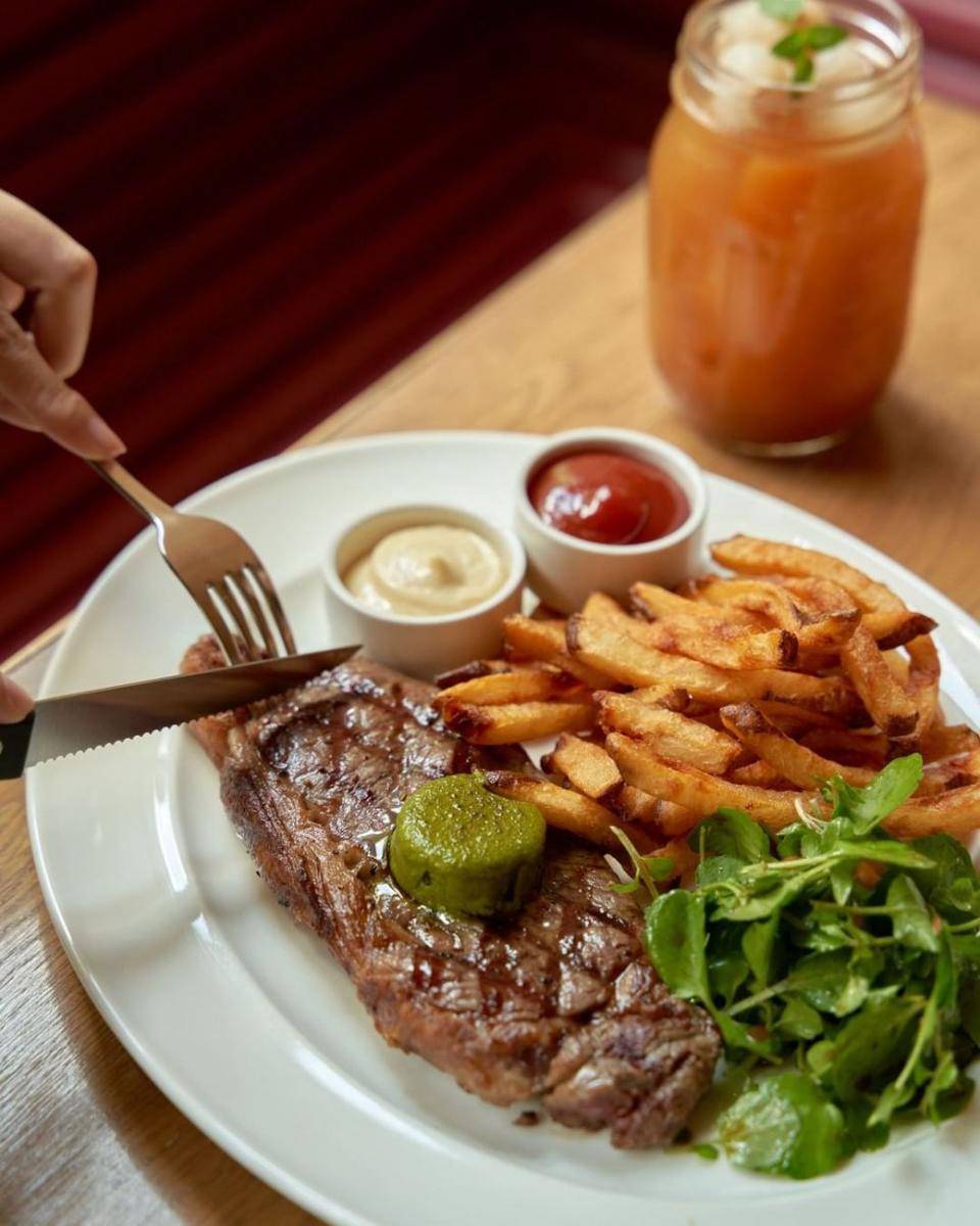 steak frites (instagram.com/roastbkk)