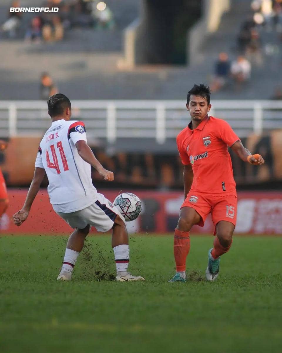 Pemain Borneo FC berupaya melewati Dendi Santoso. Instagram/borneofc.id