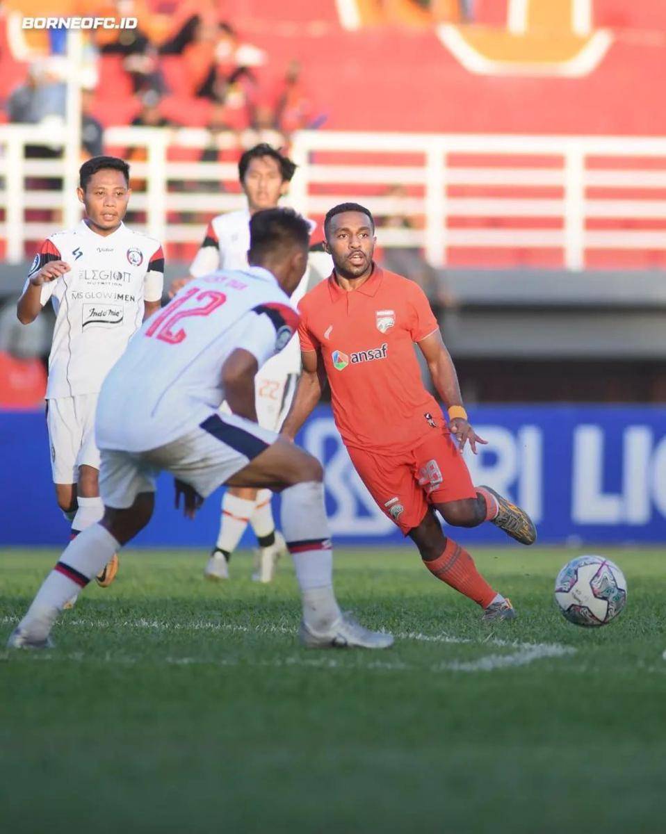 Winger Borneo FC, Terens Puhiri coba melewati fullback Arema FC. Instagram/borneofc.id