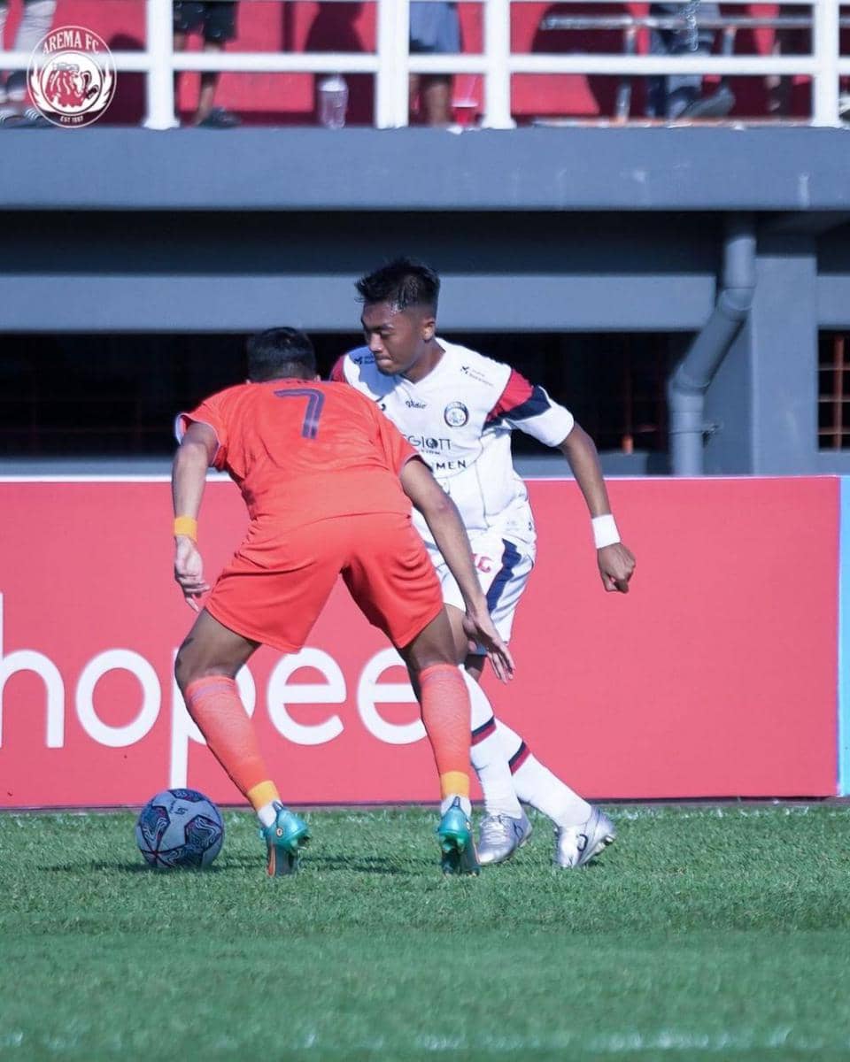 Rizky Dwi Febrianto berusaha melewati hadangan pemain Borneo FC. Instagram/aremafcofficial