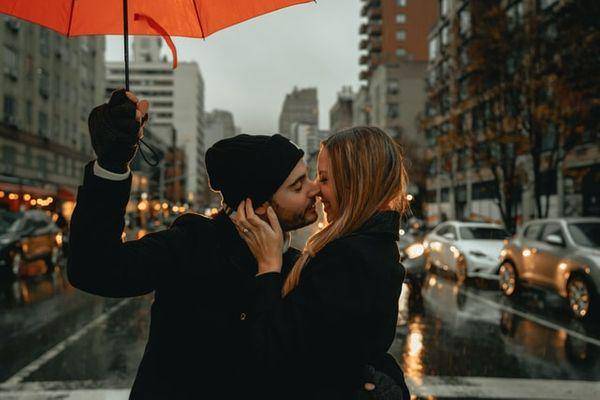 Ilustrasi pria dan wanita sedang akan berciuman (unsplash/Clay Banks)