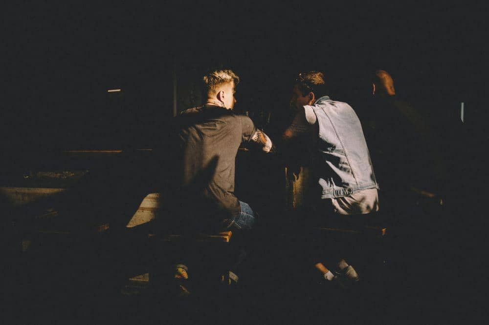 ilustrasi pria berbincang (unsplash.com/egor myznik)