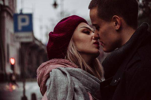 Ilustrasi pria dan wanita sedang akan berciuman (unsplash/freestocks)