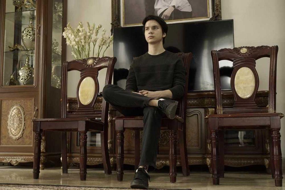 10 Inspirasi OOTD ala Endy Arfian, Tampil Menawan Maksimal