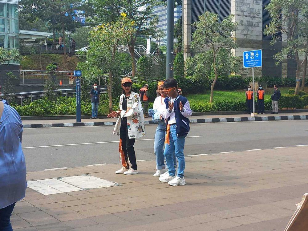 5 Hal yang Dilakukan Orang saat Berada di Stasiun Dukuh Atas!