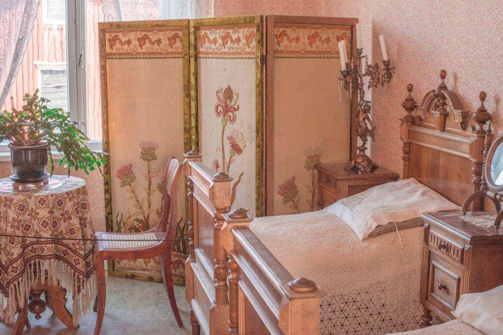 interior rumah vintage (unsplash.com/Hayffield L)