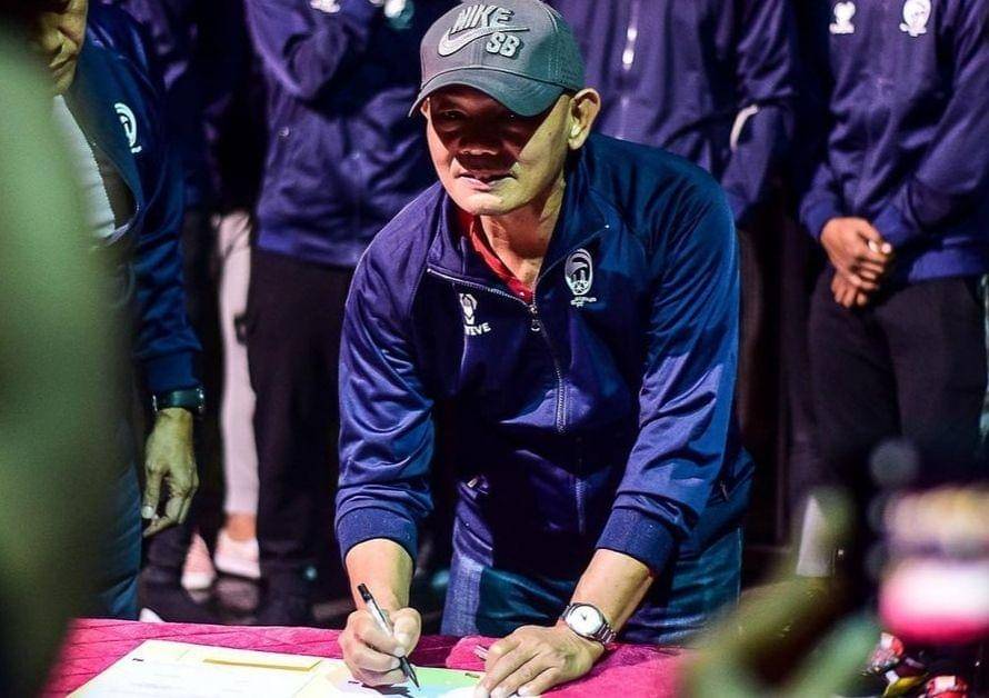 Pelatih Sriwijaya FC Liestiadi menandatangani surat kontrak untuk musim 2022 (IDN Times/Instagram Sriwijaya FC)