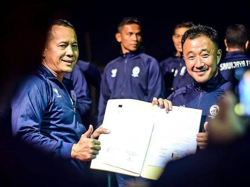 Pemain Sriwijaya FC menandatangani surat kontrak untuk musim 2022 (IDN Times/Instagram Sriwijaya FC)